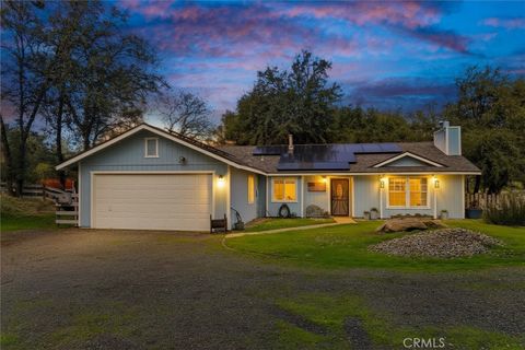 Photo of 31562 Sioux Rd, Coarsegold, CA 93614 (MLS # FR25264170)