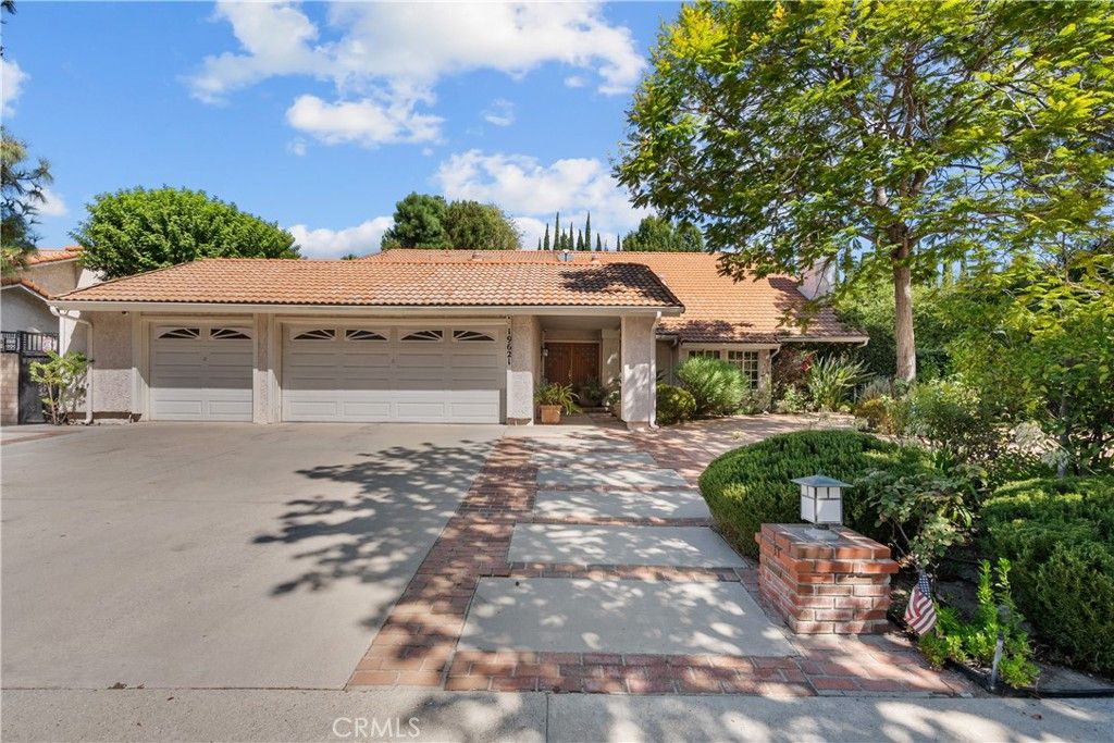 Photo of 19621 Citronia St, Northridge, CA 91324 (MLS # SR25224602)