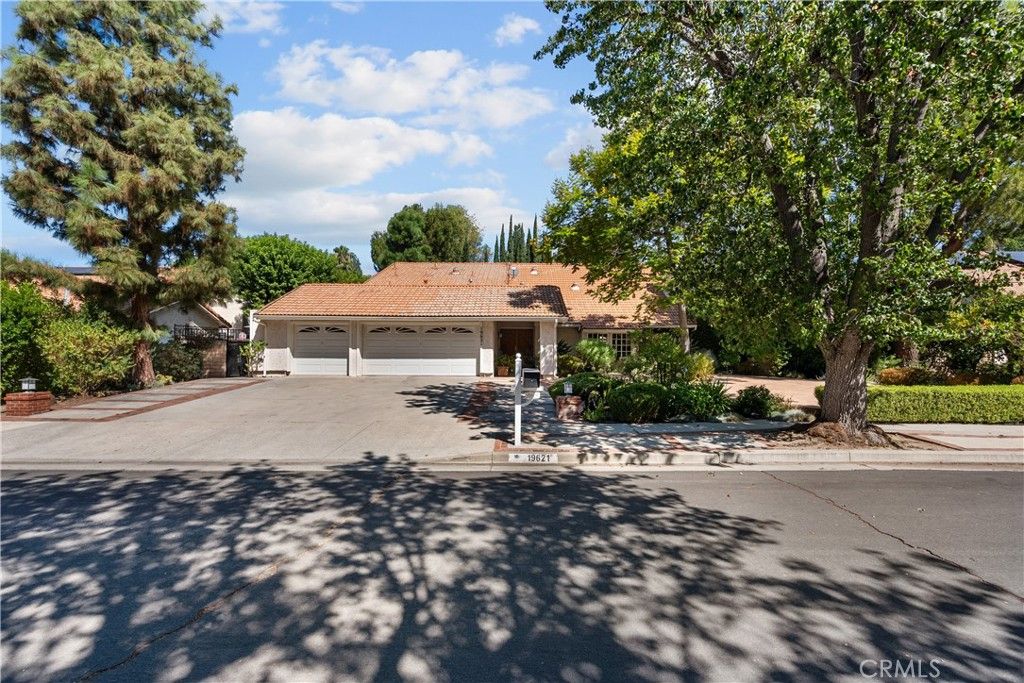 Photo of 19621 Citronia St, Northridge, CA 91324 (MLS # SR25224602)
