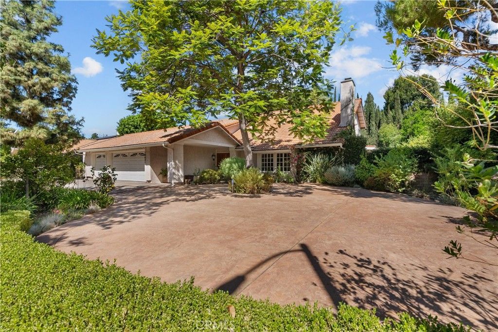 Photo of 19621 Citronia St, Northridge, CA 91324 (MLS # SR25224602)
