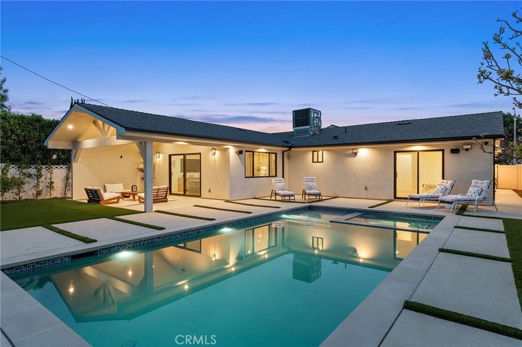 Photo of 23463 Sylvan Street, Woodland Hills, CA 91367 (MLS # SR26074223)