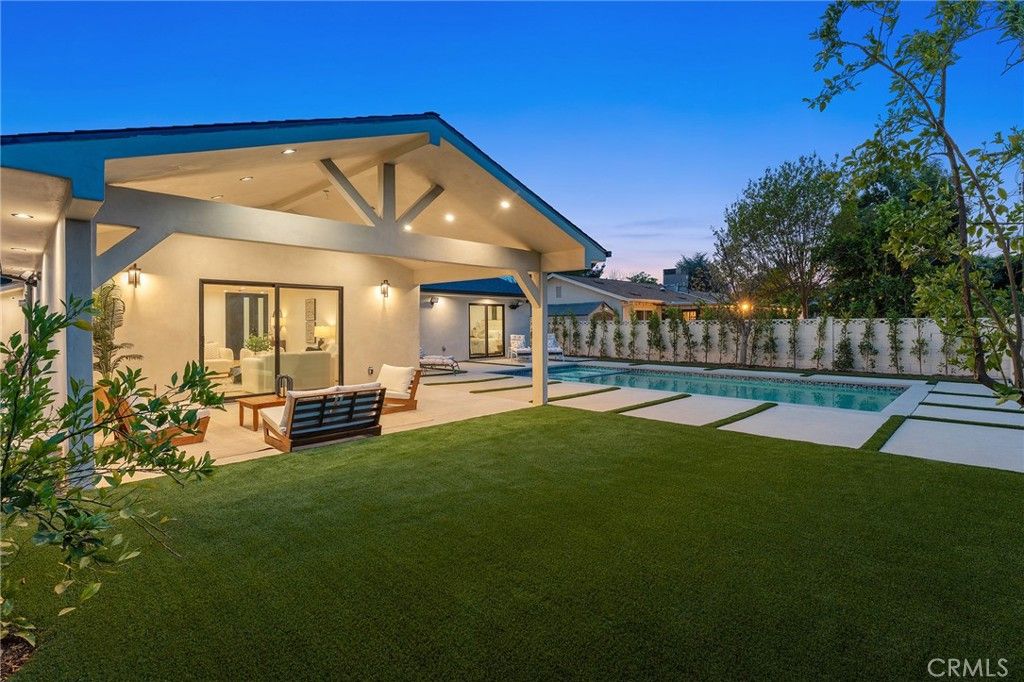 Photo of 23463 Sylvan Street, Woodland Hills, CA 91367 (MLS # SR26074223)