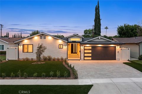 Photo of 23463 Sylvan Street, Woodland Hills, CA 91367 (MLS # SR26074223)