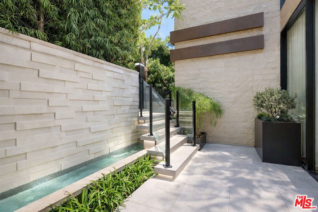 Photo of 815 N Tigertail Road, Los Angeles, CA 90049 (MLS # 26638859)