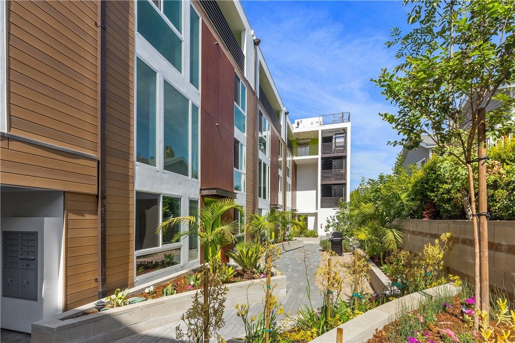 176 N Catalina Avenue 401