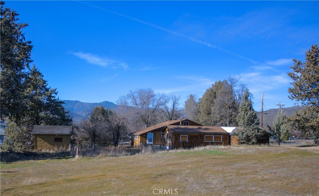 Photo of 905 Campbell Ave, Yreka, CA 96097 (MLS # SN26039015)