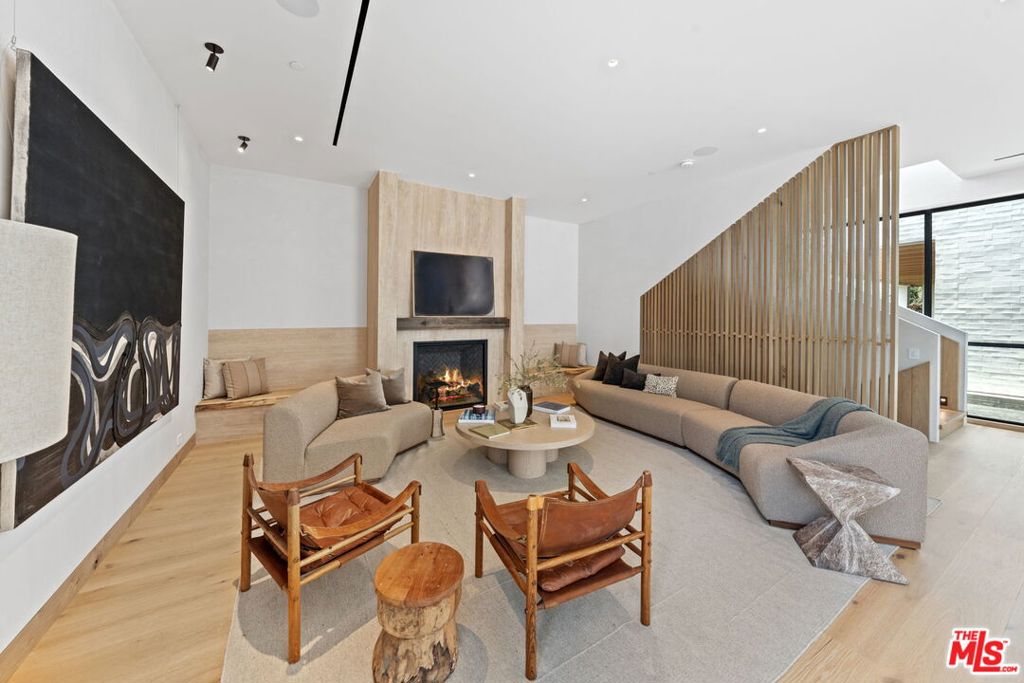 1307 N Doheny Drive