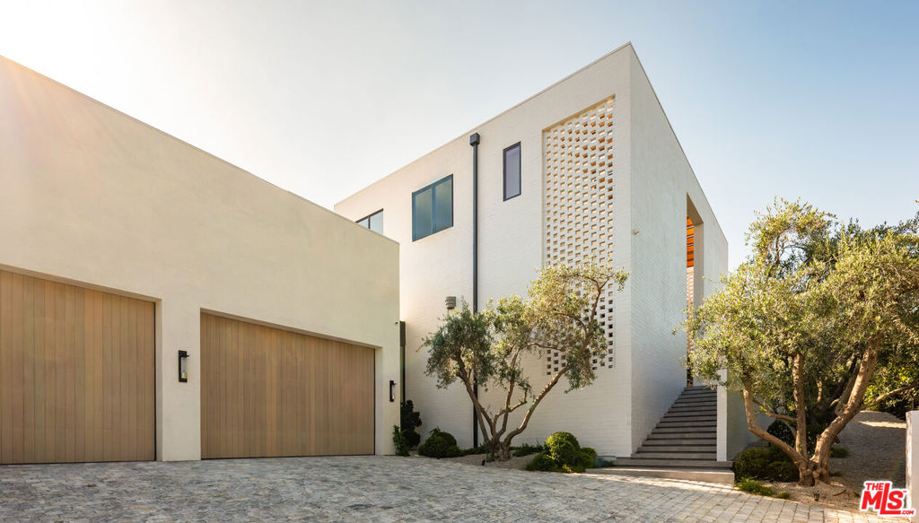 1307 N Doheny Drive