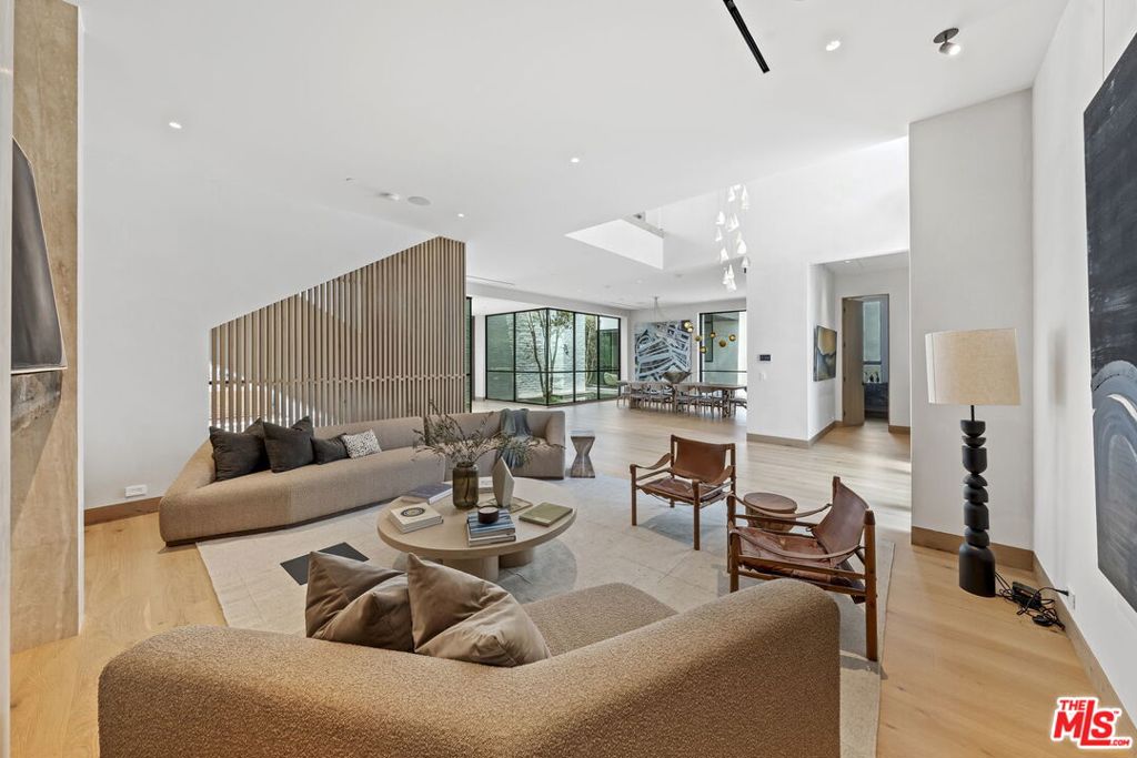 1307 N Doheny Drive