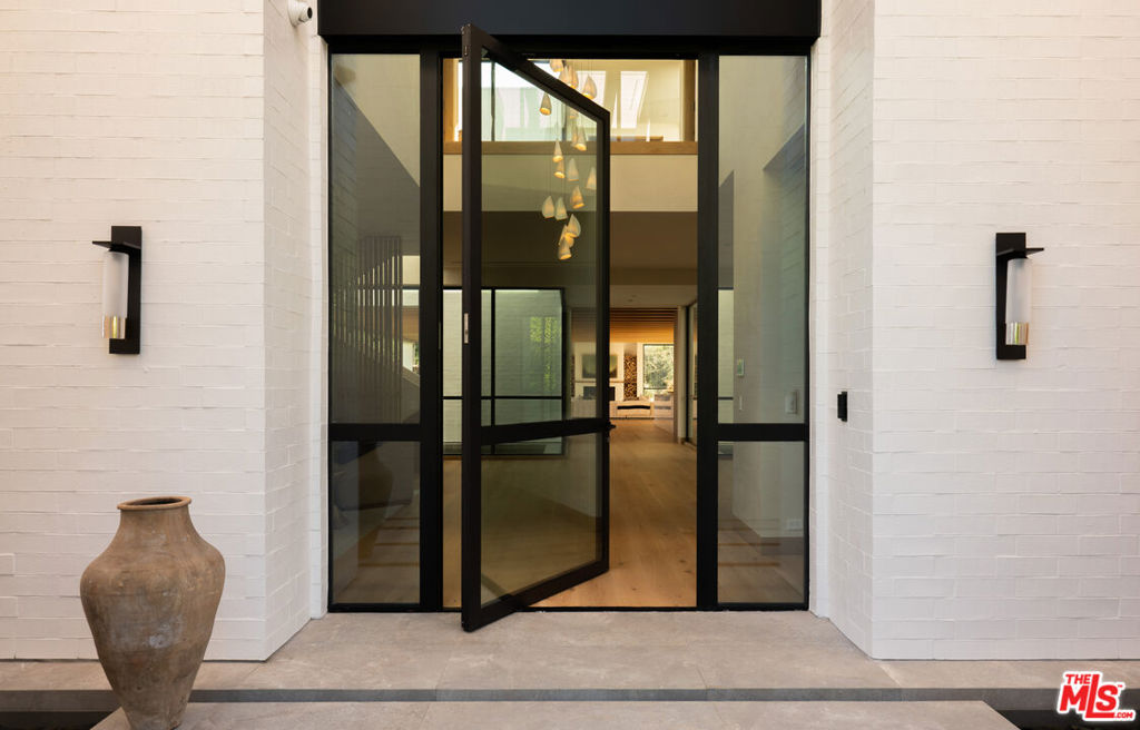 1307 N Doheny Drive