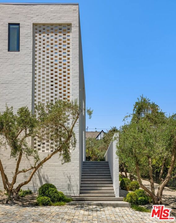 1307 N Doheny Drive