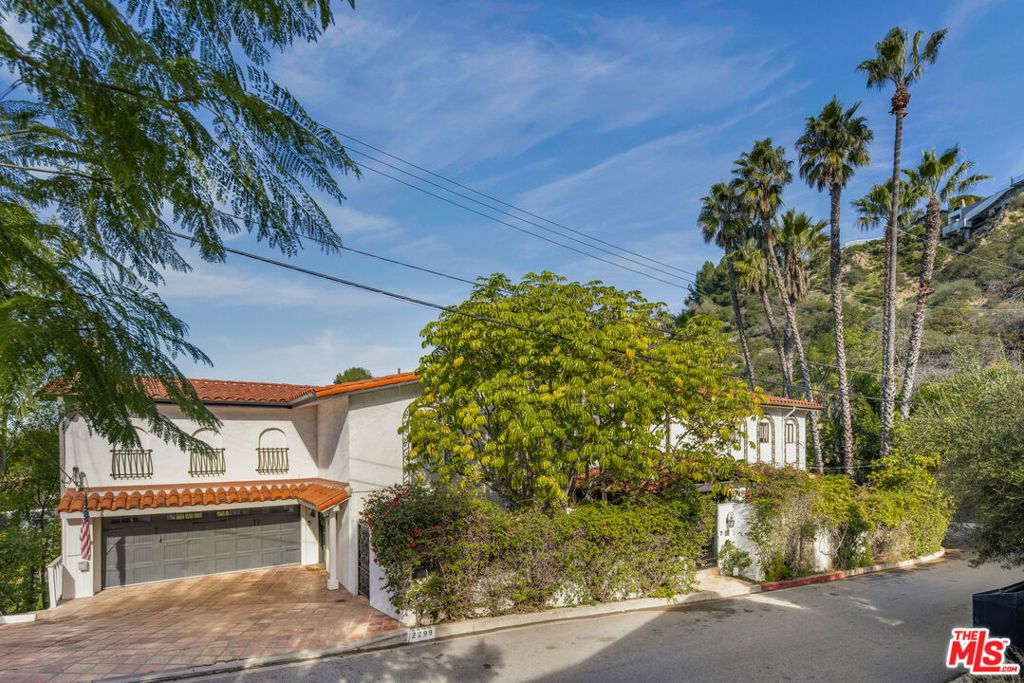Photo of 2299 Gloaming Way, Beverly Hills, CA 90210 (MLS # 26649403)