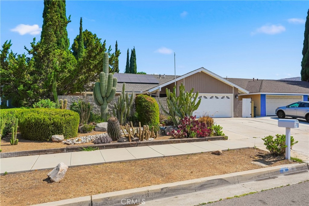 4605 E Silverleaf