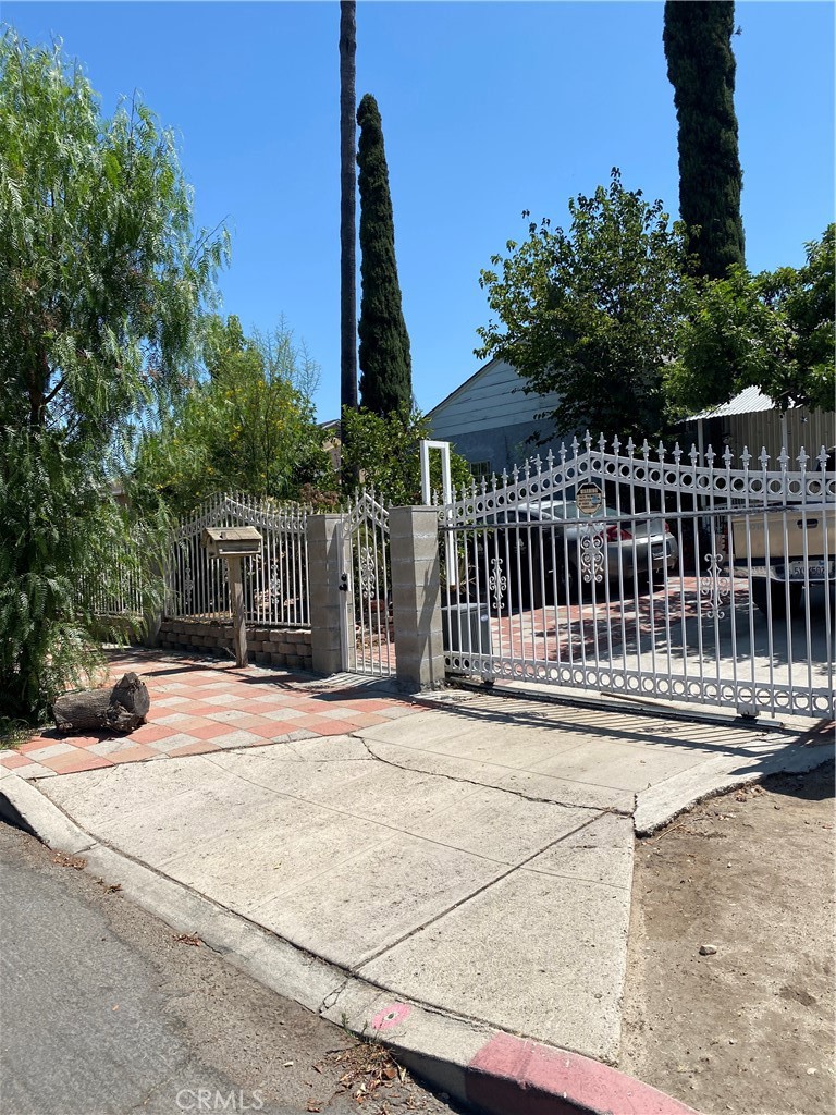 discover this fantastic investment property ,perfect for first time buyers,2 Bedrooms, 1 bath plus Beautiful swimming pool, detached garage ,tremendous potential for an ADU conversion ,just minutes from north Hollywood District, restaurants, shops, mall, and schools ,easy to freeways, a highly desirable location, don't miss this exceptional opportunity, property is a must see. please do not disturb the sellers ,call the agent for an appointment.