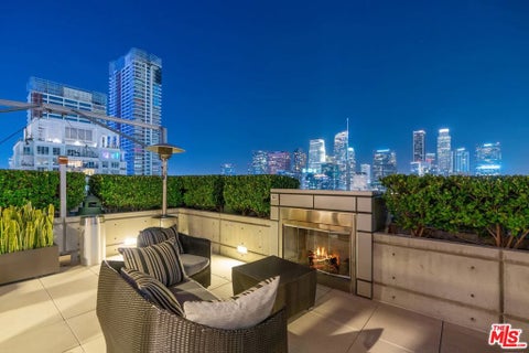 Photo of 1155 S Grand Avenue #905, Los Angeles, CA 90015 (MLS # 26992869)