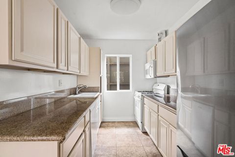 Photo of 616 Vernon Avenue #1, Venice, CA 90291 (MLS # 25590589) Photo of 616 Vernon Avenue #1, Venice, CA 90291 (MLS # 25590589)