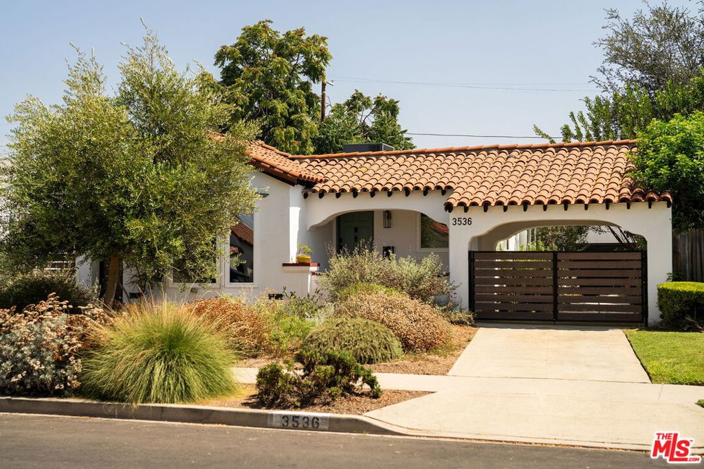 Photo of 3536 West Boulevard, Los Angeles, CA 90016 (MLS # 26986161)
