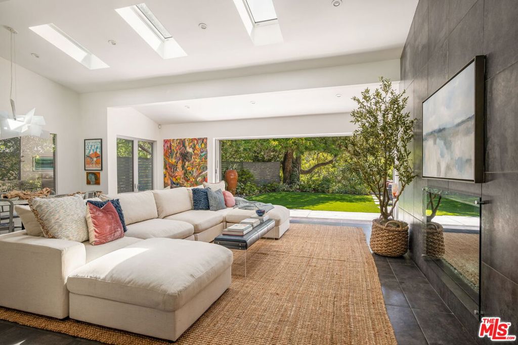 Photo of 3804 Woodcliff Road, Sherman Oaks, CA 91403 (MLS # 26839295)