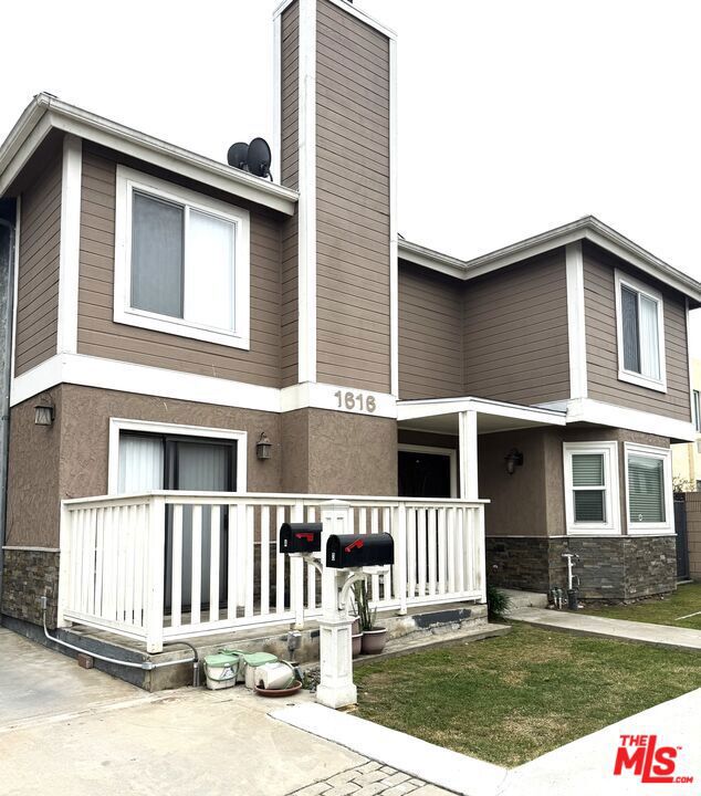 Main image without alt text