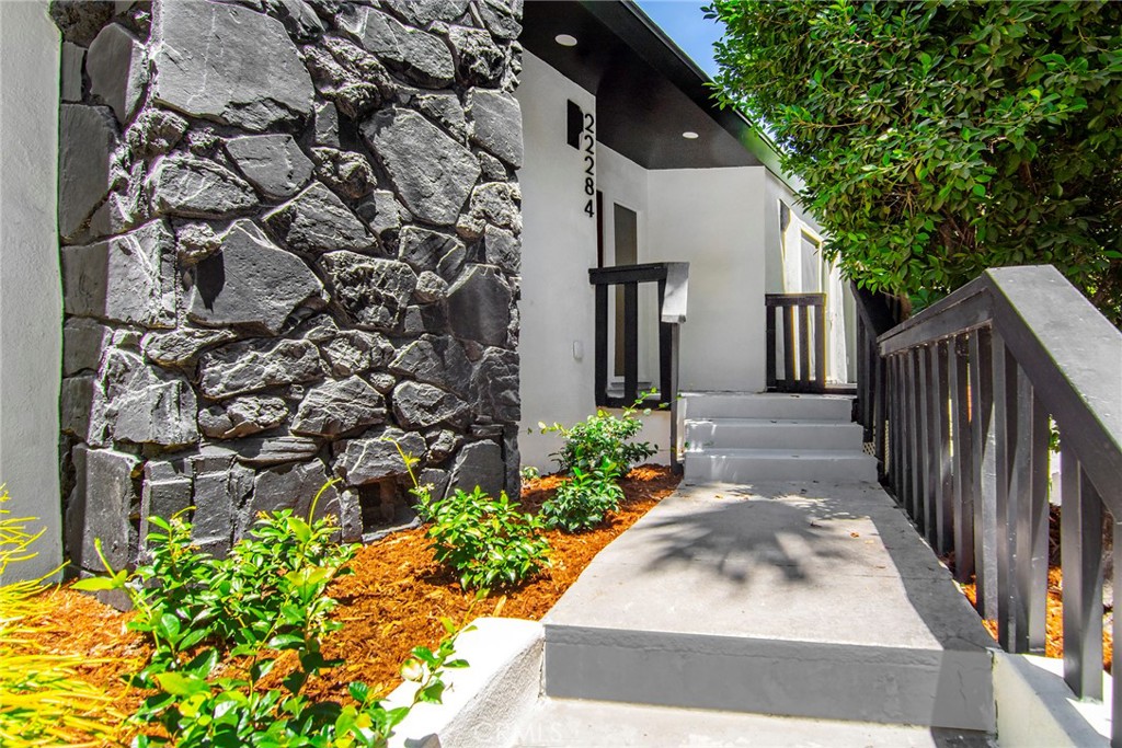 22284 Avenue San Luis