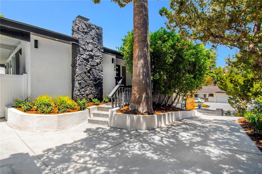 22284 Avenue San Luis