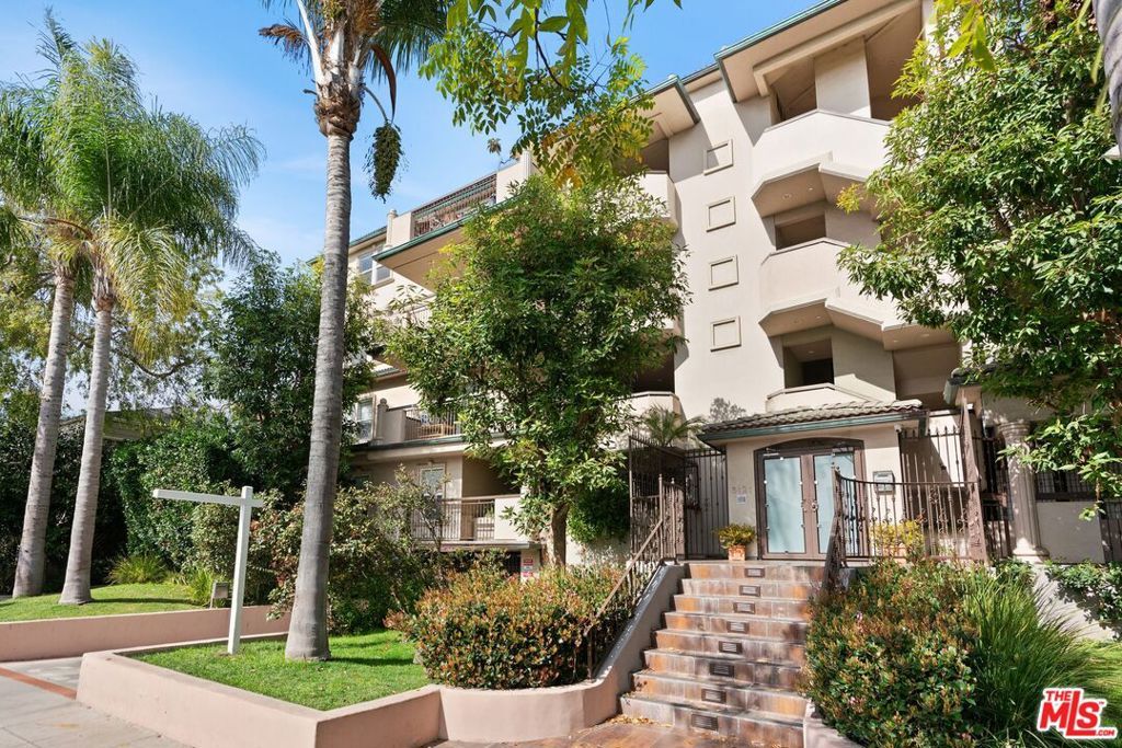 Photo of 8121 Norton Avenue #202, West Hollywood, CA 90046 (MLS # 25613041)