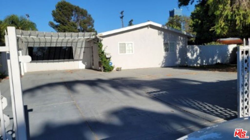 Photo of 4669 W Olympic Boulevard, Los Angeles, CA 90019 (MLS # 25575935)