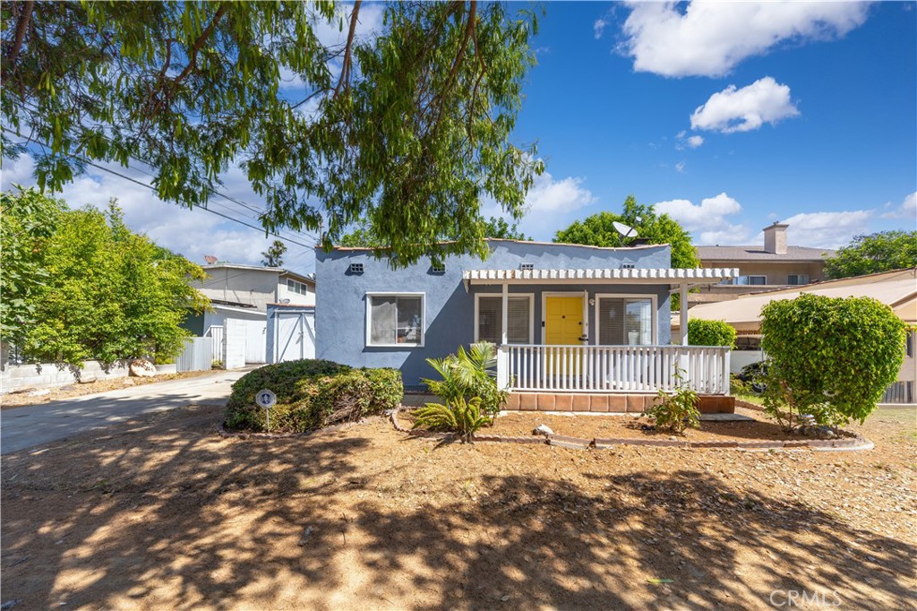 Prime location in Pasadena with High Potential! Located in a sought-after Pasadena neighborhood, this 2-bedroom, 1-bathroom no HOA single family house is rare to find. With its unbeatable location near shopping, dining, parks, and major freeways, this property offers excellent potential for value appreciation.Featuring a functional single story layout, there are endless possibilities for upgrades, conversion, or rental income. Whether you're looking to renovate, hold, or develop, self use, this home is a smart choice for seeking prime real estate.
Don’t miss out on this rare opportunity—contact us today for more details!