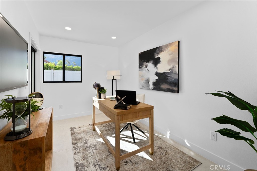 Los Compadres (33459) - Residential
