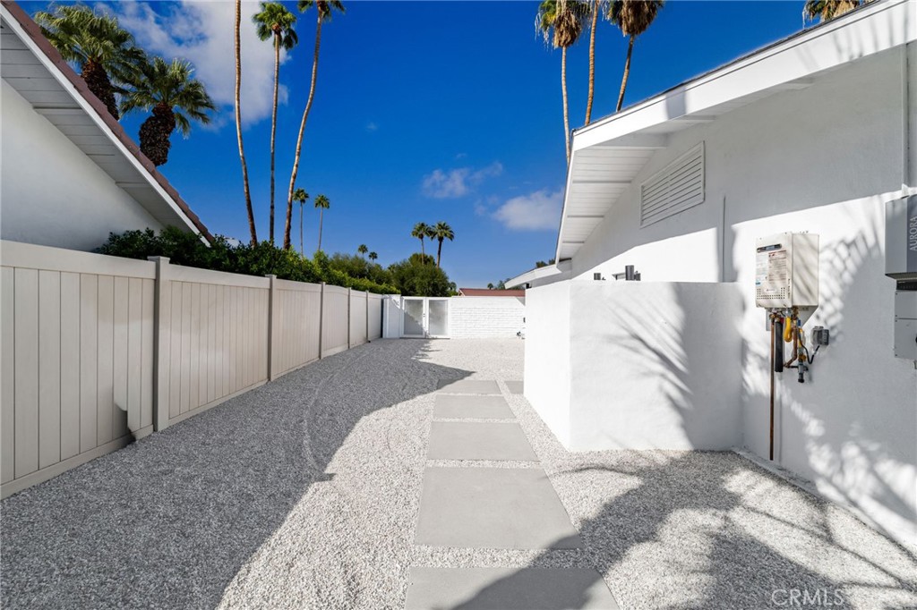 Los Compadres (33459) - Residential