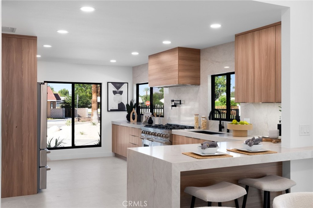 Los Compadres (33459) - Residential
