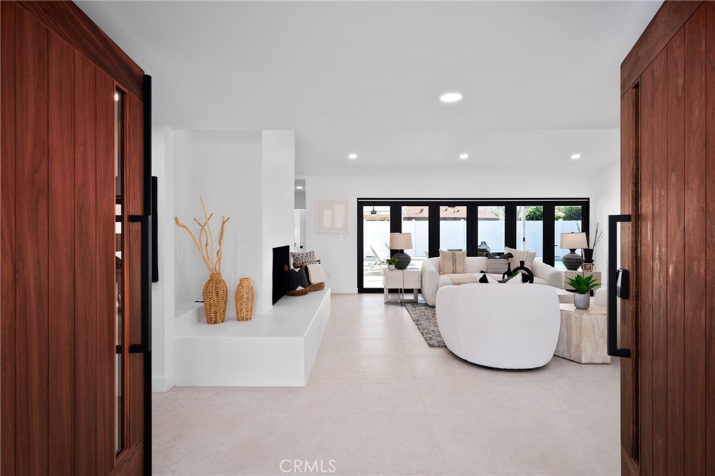 Los Compadres (33459) - Residential