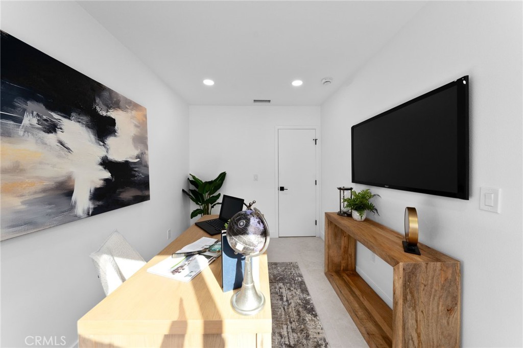 Los Compadres (33459) - Residential