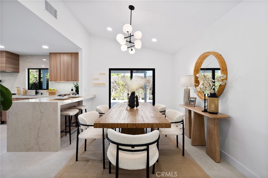 Los Compadres (33459) - Residential