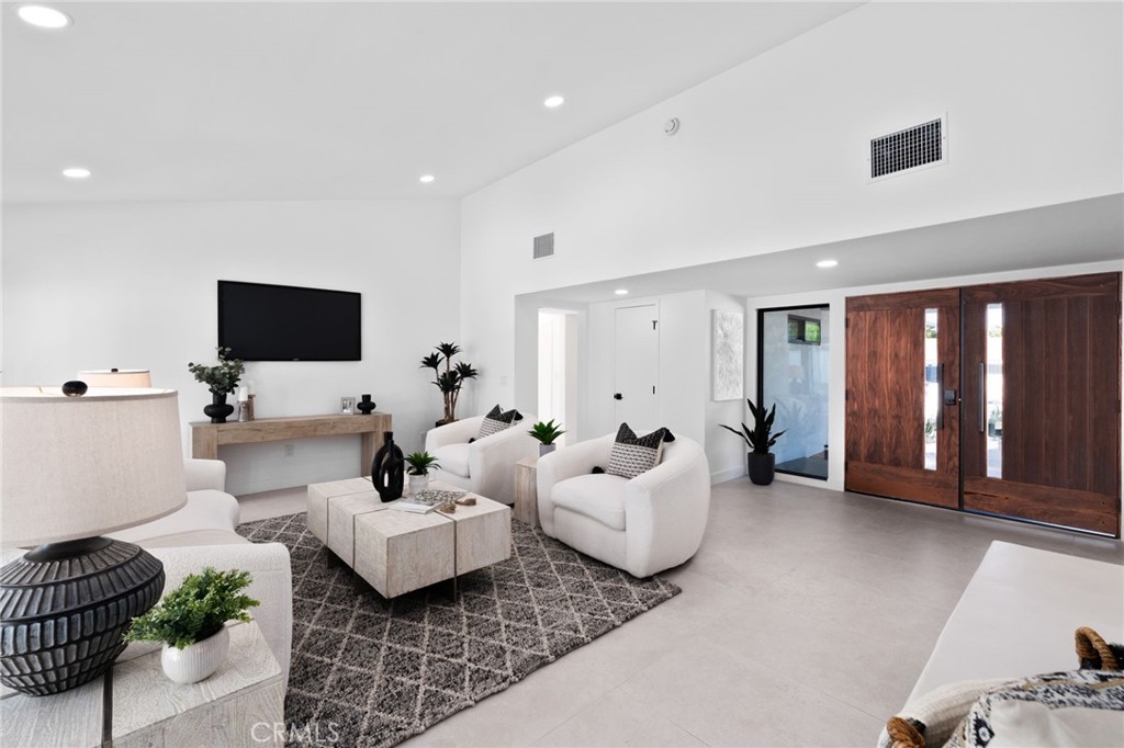 Los Compadres (33459) - Residential