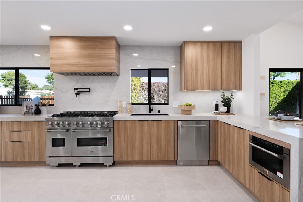 Los Compadres (33459) - Residential