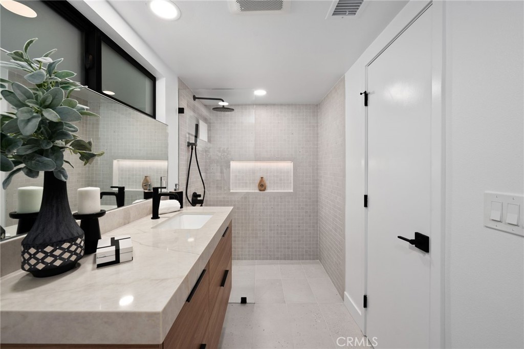 Los Compadres (33459) - Residential