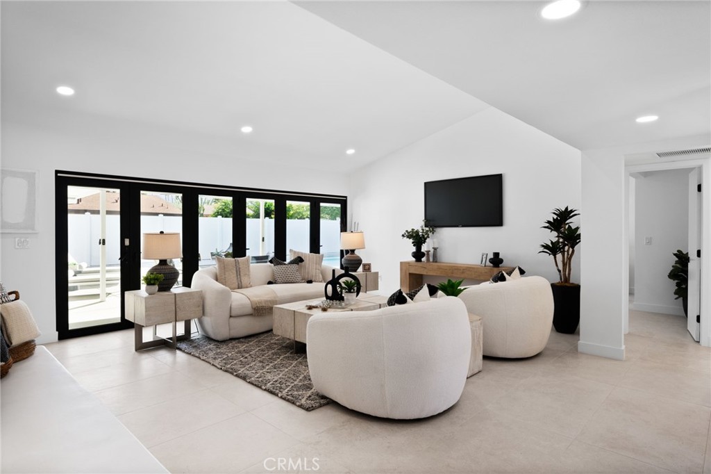 Los Compadres (33459) - Residential
