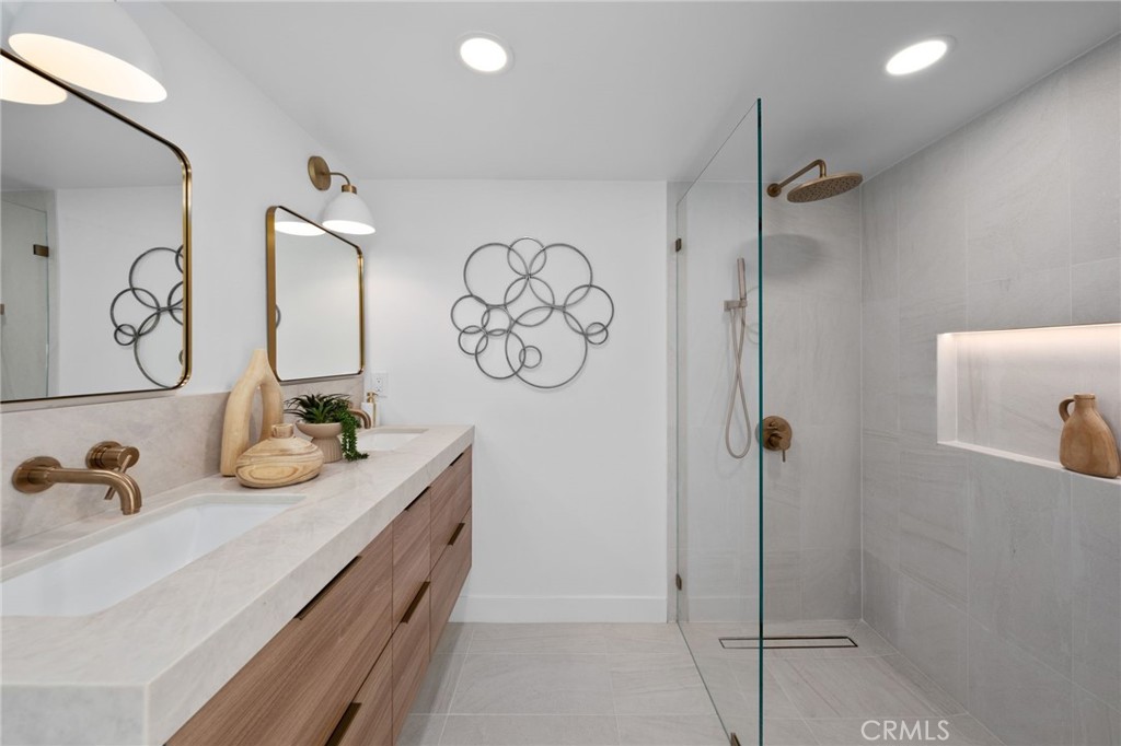 Los Compadres (33459) - Residential