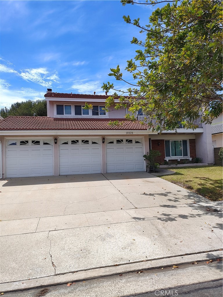 This is a 4 bedroom 2 story home located north west corner of Torrance. In a well cared cul-de-sac. Close proximity to top rated schools. Towers elementary school, Bert Lynn middle, and West High School. Less than 2 miles from Redondo Beach pier and the strand that goes from Torrance Beach to Marina del Rey and 20 minutes to LAX Airport. Features remodel bathroom including double vanity and bathtub with jets. Separate frameless glass shower and full walk in closet. Updated kitchen granite countertops, and stainless steel appliances. Amenities include hardwood flooring, recessed lighting, and double-pane windows. In-house laundry room and 3-car garage parking. Private backyard with covered patio. Minutes from shopping.
VERY IMPORTANT READ REMARKS!!!