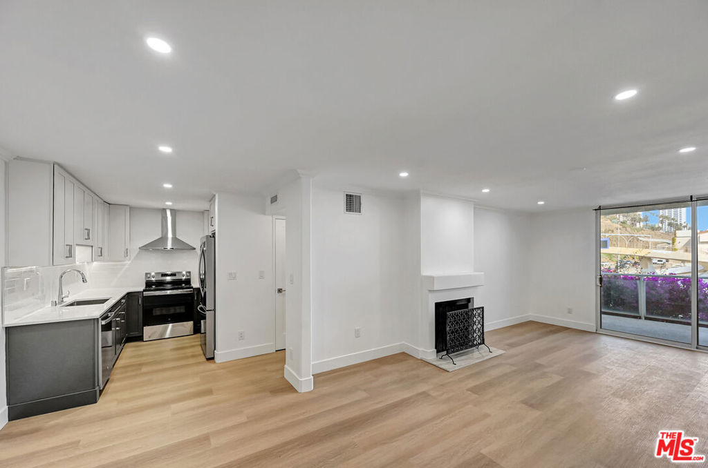 Properties 4 723 Palisades Beach Road 102