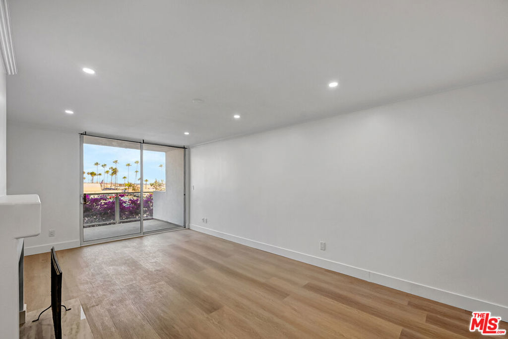 Properties 3 723 Palisades Beach Road 102