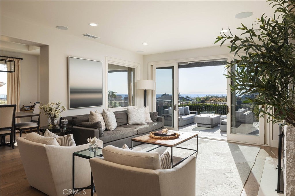 420 De Sola Terrace, Corona Del Mar CA 92625 - Photo 1