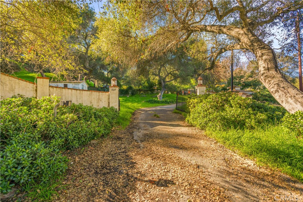 1027 S Live Oak Park