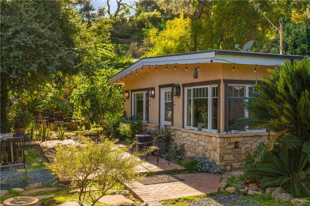 1027 S Live Oak Park