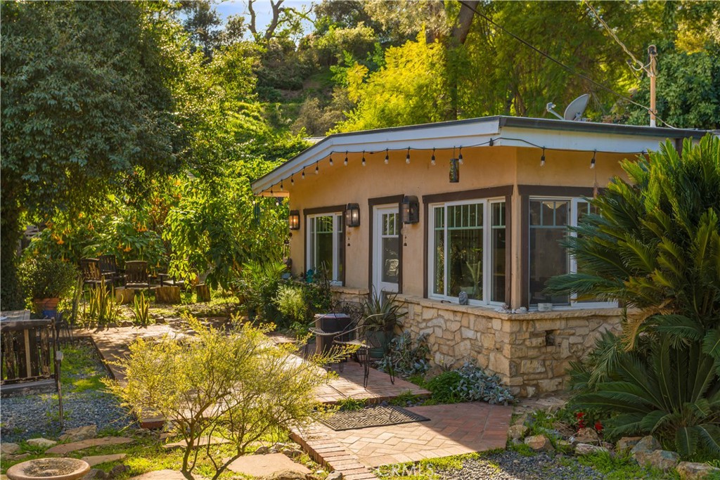 1027 S Live Oak Park