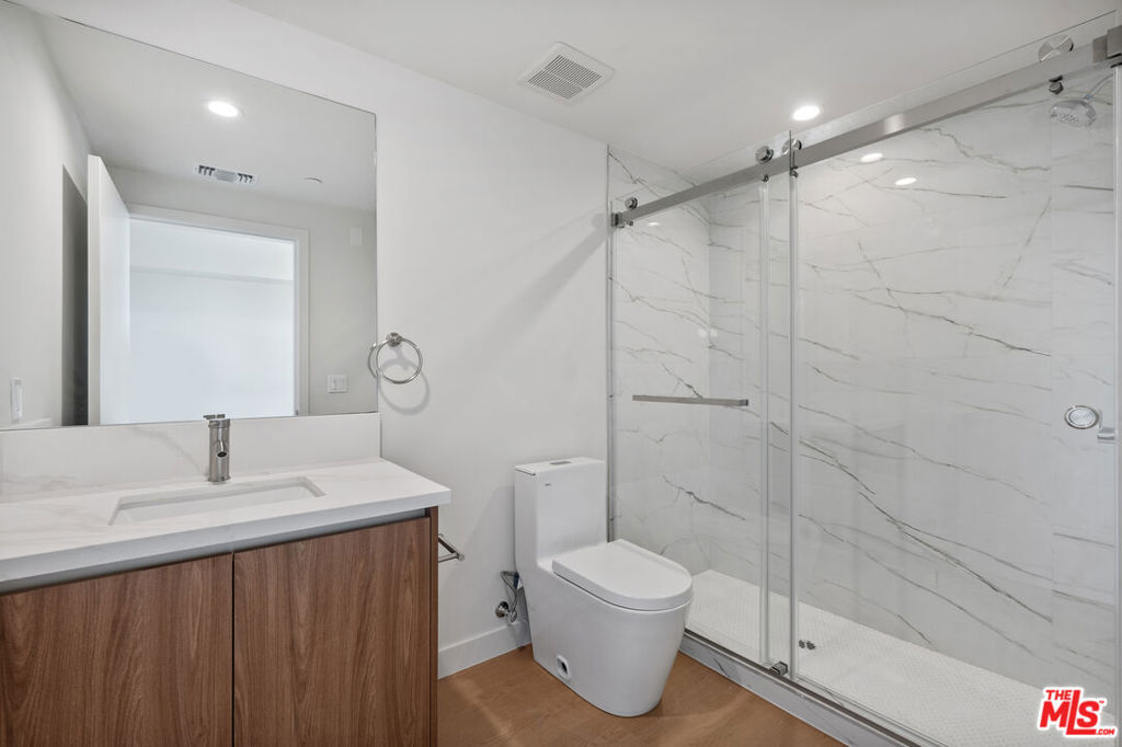 1717 Winona Boulevard 402