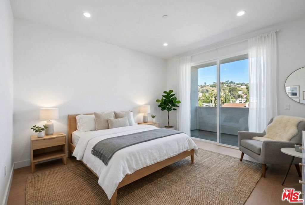 1717 Winona Boulevard 402