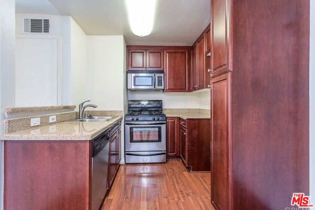 5530 Owensmouth Avenue 219