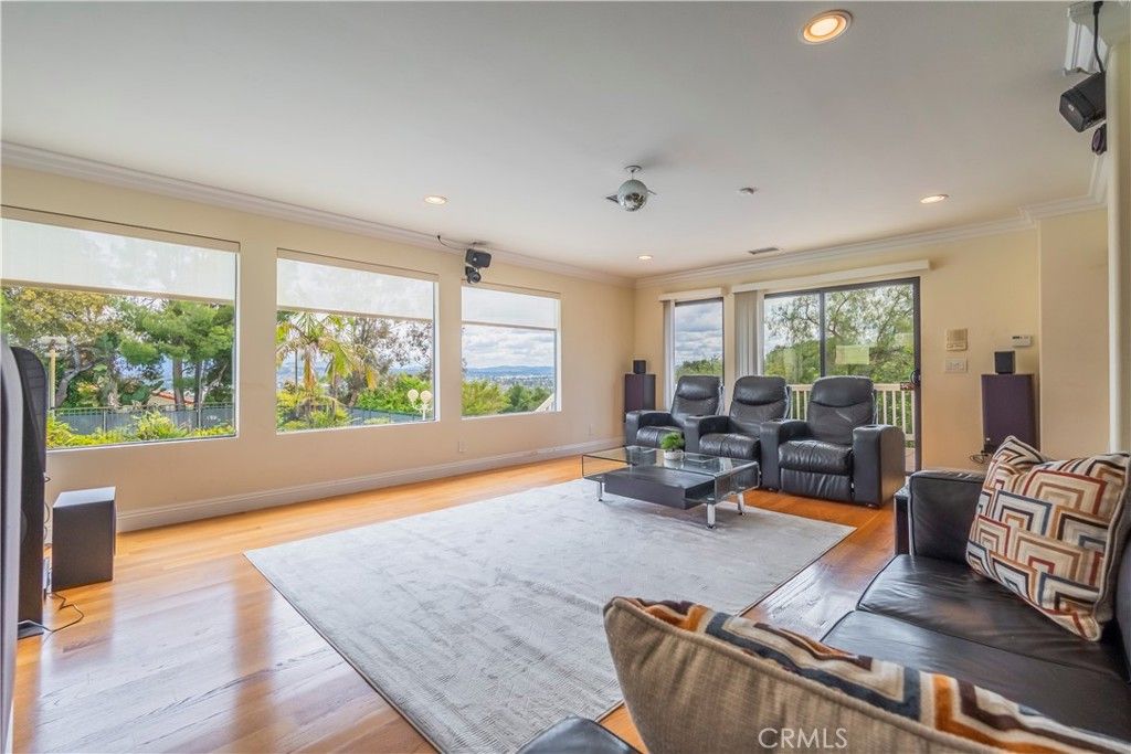 listing image 130729885226378587289